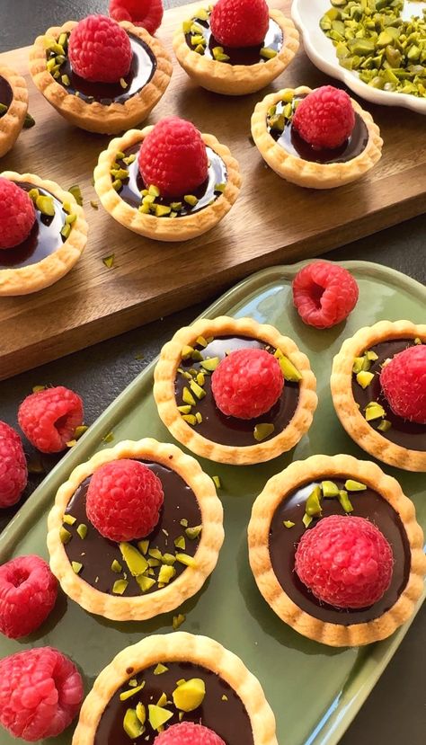 Mini Tarts Dessert Bite Size, Mini Chocolate Tart Decoration, Chocolate Tart Recipe Mini, Chocolate Ganache Tarts Mini, Mini Chocolate Pie, Dessert Tarts Mini, Chocolate Tarts Mini, Mini Tart Recipes, Mini Fruit Tarts