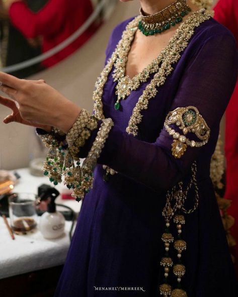 Mahira Khan Wedding, Mahira Khan Dresses, Perfect Playlist, Casual Bridal Dress, Velvet Dress Designs, Simple Kurta Designs, Mahira Khan, Pakistani Fashion Party Wear, Bridal Dress Fashion