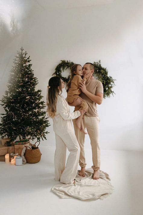 Family Pj Photo Shoot, Christmas Pictures Family Indoor, In Studio Christmas Minis, 2024 Christmas Photo Trends, Studio Christmas Mini Sessions Outfits, Christmas Mini Studio Sessions, Christmas Studio Photoshoot Setup, Christmas Outfits Photoshoot, Summer Christmas Photoshoot