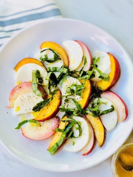 Peach Caprese Salad Recipe - Super Safeway Peach Caprese Salad, Peach Caprese, Balsamic Vinegar Recipes, Caprese Salad Recipe, Fresh Summer Salad, Easy Tomato Sauce, White Balsamic, Peach Salad, Tomato Tart