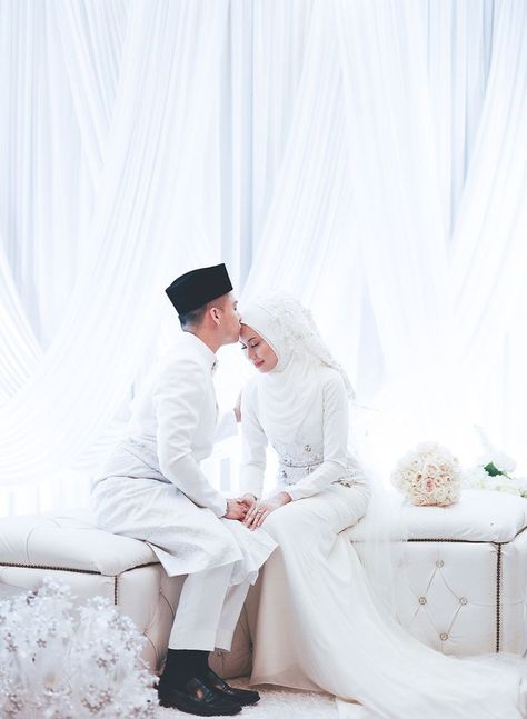 Pelamin Pose, Gambar Kahwin, Muslim Wedding Photos, House In Paris, Pose Wedding, Muslim Wedding Photography, Wedding Entourage, Muslimah Wedding, Tiktok Ideas