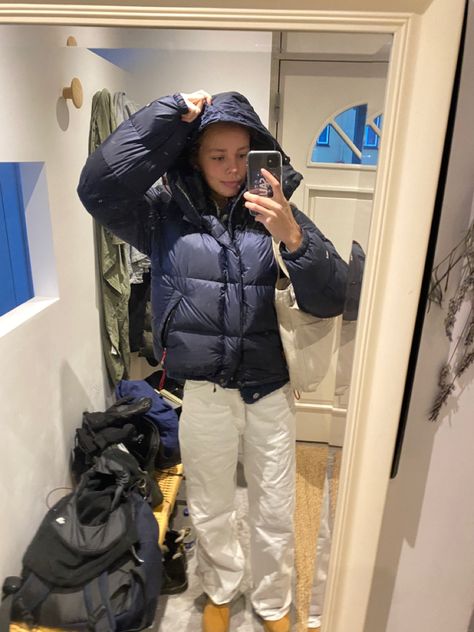 Winter Jacket Outfits Aesthetic, Sport Winter Outfit, Winter Jacket Aesthetic, Winter Outfits Puffer Jacket, Black Puffer Jacket Outfit, Trendy Winter Jackets, Winter Jacket Outfits, Puffer Jacket Outfit, Blue Puffer Jacket