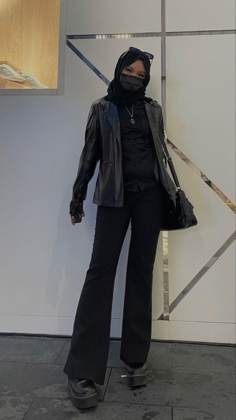 Black Bussines Woman Outfit, Hijabi All Black Outfit, Mafia Hijab Style, Mafia Style Women Hijab, All Black Outfit Hijab, Black Hijabi Outfits, All Black Hijab Outfit, Mafia Outfit Ideas, Winter Modest Fashion