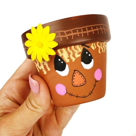 Scarecrow Flower Pot Craft Mini Plant Pots Craft, Tiny Terracotta Pot Crafts, Scarecrow Flower Pot, Claypot People, Pot Hias, Tiny Pots, Pot Craft, Scarecrow Crafts, Wall Hanging Ideas