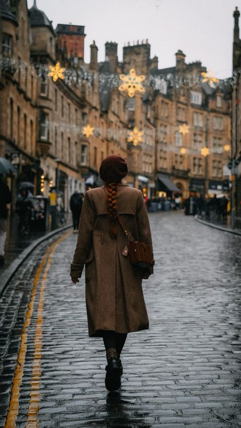 Edinburgh Photo Poses, Edinburgh Winter Aesthetic, Scotland Outfit Aesthetic, Scottish Aesthetic Outfit, The Uk Aesthetic, Scotland In Fall, Scotland Aesthetic Outfit, Dublin Ireland Outfits, Rainy Edinburgh