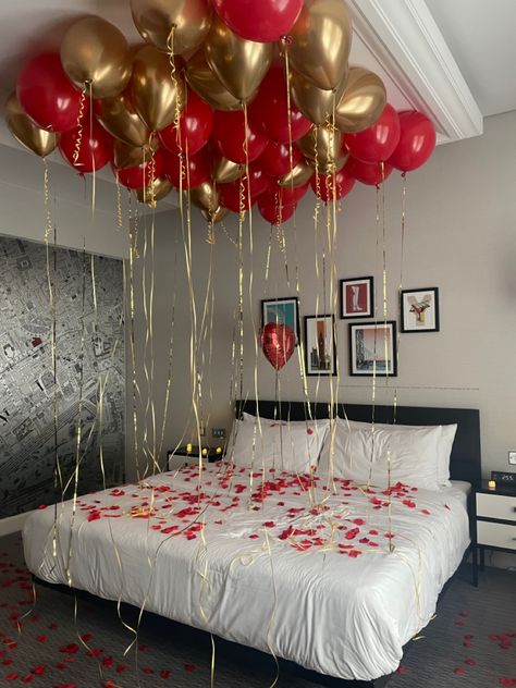 Balloon Bedroom Birthday, Hotel Room Balloon Decor, Balloon Hotel Decorations, Rose Pedals On Bed, Hotel Balloon Decoration, Balloon Ceiling Decorations, Birthday Room Surprise, Hotel Room Decoration, Bridal Room Decor