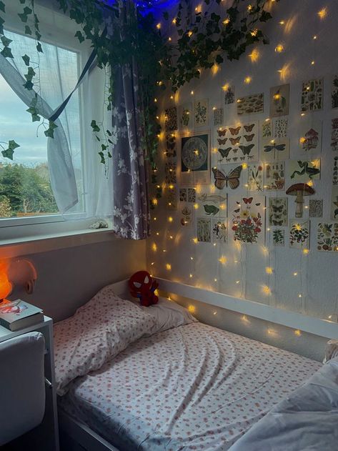 A comfy looking, aesthetic bedroom, with fairy lights and vines along the ceiling and walls. Perfect sleep room for teenagers. Fairy Lights And Vines, Fairy Lights For Bedroom, Hanging Fairy Lights, Girly Room Decor, Diy Room Decor For Teens, Fairy Lights Bedroom, Comfy Bedroom, Lights For Bedroom, Photo Clips