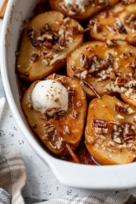 Baked Pears Vegan Baked Pears, Baked Pears Healthy, Poached Pear Dessert Recipes, Baked Pears With Walnuts And Honey, Pear Christmas Dessert, Roasted Pears Dessert, Baked Pairs, Christmas Pear Dessert, Baked Pear Dessert