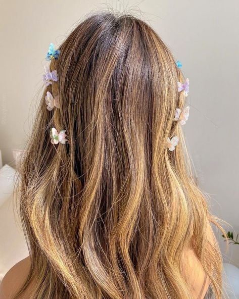 Hairstyles With Tiny Clips, Eras Tour Hairstyles, Butterfly Hairstyle, Butterfly Hair Clips, Clip Hairstyles, Peinados Fáciles Para Cabello Corto, Butterfly Hair Clip, Haircuts Straight Hair, Butterfly Hair