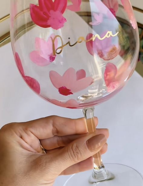 Hand Painted Wine Glasses Diy, Diy Wine Glasses Painted, Painting Glass Jars, Wine Glass Designs, Diy Pottery Painting, Diy Wine Glasses, Group Crafts, Glass Painting Designs, Painted Glasses