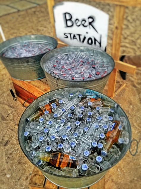 Beer Station with vintage metal basins and wooden boxes Self Serve Beer And Wine Station, Beer Station Party, Party Beer Station, Beer Station Wedding, Wedding Beer Station, Beer Station, Farm Wedding Reception, Wedding Drink Station, Party Snacks Easy