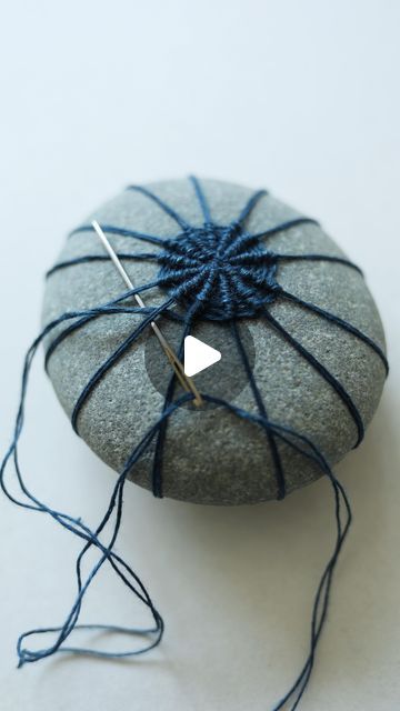 Diy Stone Wrapping, Stone Wrapping Tutorial, Beach Art Diy, Come Intrecciare, Scottish Tattoos, Beach Rock Art, Inspirational Rocks, Beadwork Tutorial, Rock And Pebbles