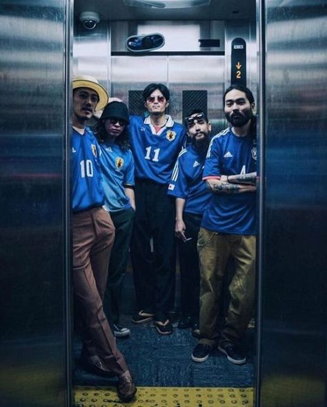 Lift Fashion Shoot, Retro Football Shirts Outfit, Vintage Football Jersey Outfit, Street Football, Band Photoshoot, Football Jersey Outfit, Soccer Photography, Jersey Fashion, Football Casuals