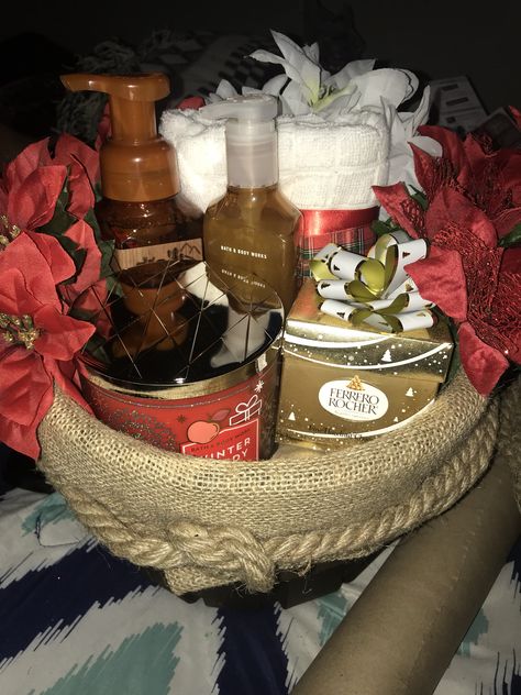 Hand Soaps, Diy Gift Baskets, How To Wrap, Thanksgiving Diy, Diy Basket, 3 Wick Candles, Christmas Gift Baskets, Wrapping Ideas, Chocolate Box