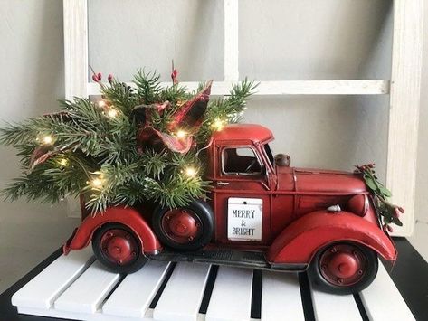 Red Truck Decor, Truck Decor, Christmas Wreaths With Lights, Red Truck Christmas, Christmas Red Truck, Rustic Holiday Decor, Beautiful Christmas Decorations, Rustic Fall Decor, Fresh Christmas Trees