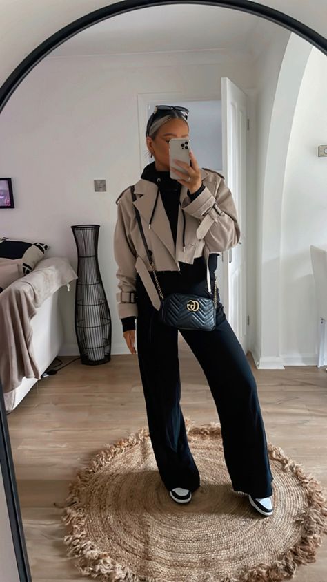 Staff Party Outfit Casual, Cute Retail Outfits, Aesthetic Dressing Ideas, Spring Outfits Basic, November Outfits 2023, Casual Meal Outfit, Trench Coat Style Women, Style Inspiration 2024, Morning Breakfast Outfit