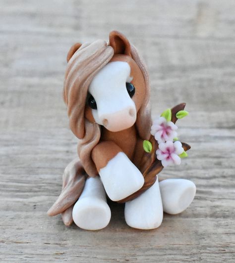 Horse Clay Art, Air Dry Clay Horse, Cute Clay Sculptures Easy, Cat Ornaments Diy, Clay Caterpillar, Cat Sculpture Clay, Horse Polymer Clay, Clay Cat Easy, Polymer Clay Horse