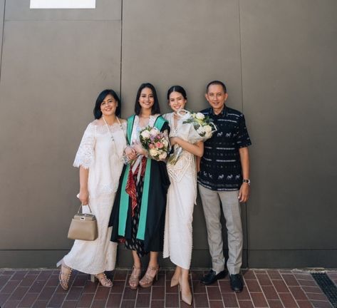 Family Graduation Outfit Ideas, Kebaya Simple, Long Hijab, Kebaya Muslim, Boss Girl, Graduation Photoshoot, Grad Photos, A Silent Voice, Graduation Outfit