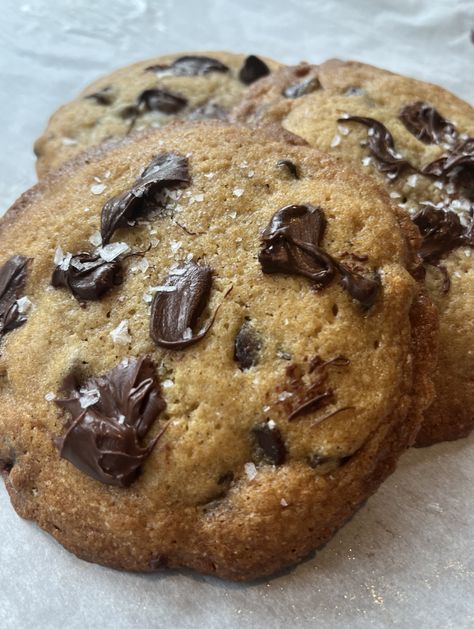 Claire Saffitz Cookies, Claire Saffitz Chocolate Chip Cookies, Claire Saffitz Recipes, Dessert Person, Baking Chocolate Chip Cookies, Claire Saffitz, Choco Chip Cookies, Cinnamon Roll Cookies, Gooey Cookies