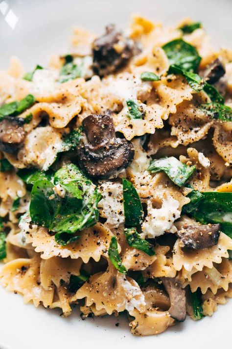 Date Night Mushroom Pasta with Goat Cheese Pasta With Goat Cheese, Vegetarische Diners, Goat Cheese Pasta, Campfire Food, Mushroom Pasta, Comfort Foods, Vegetarian Dishes, Goat Cheese, Food For Thought