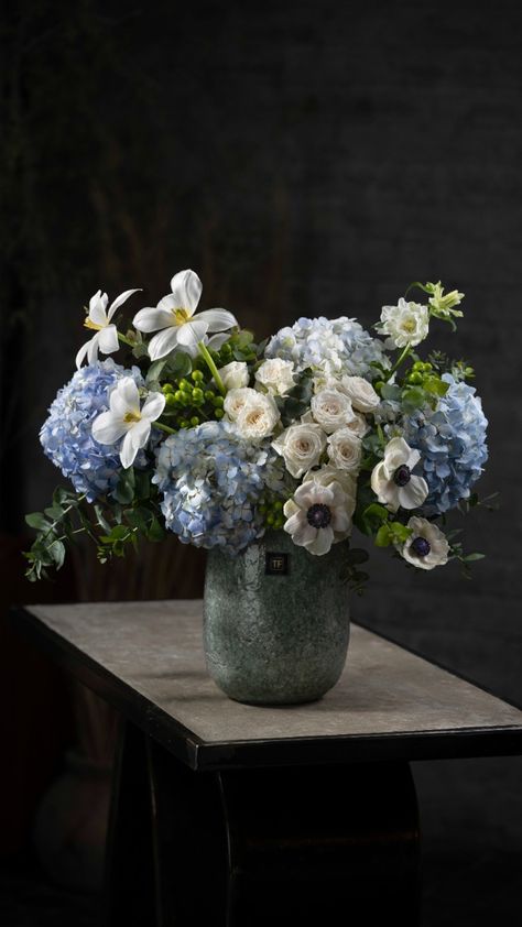 Blue Vase Flower Arrangements, Hydrangea Vase Arrangement, Blue And White Flower Arrangements, Blue Floral Arrangements, Flora Designs, Hydrangea Flower Arrangements, Hydrangea Vase, Shower Flowers, White Floral Arrangements