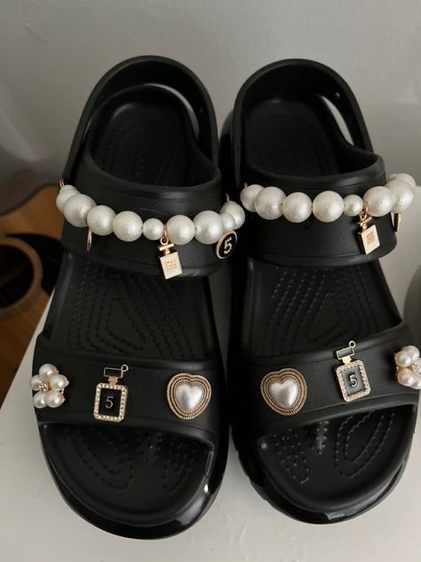 Croc Sandals With Jibbitz, Crocs Mega Crush Sandal Outfit, Crocs Sandals Outfit, Crocs Crush Sandals, Crocs Mega Crush Sandal, Editorial Outfits, Black Sandals Outfit, Crocs Mega Crush, Croc Sandals