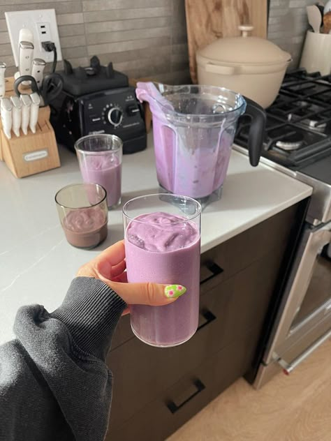 Making Smoothies Aesthetic, Smoothies Aesthetic, Smoothie Aesthetic, Purple Smoothie, Healthy Lunch Snacks, Healthy Lifestyle Food, Pretty Drinks, Pilates Princess, Healthy Girl