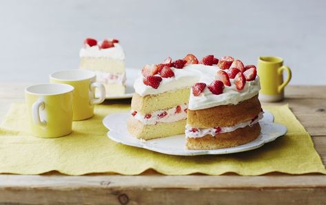 Victoria Sponge cake Vanilla Sponge Cake Recipe, Mary Berry Cooks, Victoria Sandwich Cake, Victoria Sandwich, Tres Leches Cake Recipe, Sponge Cake Recipe, Victoria Sponge Cake, American Desserts, Vanilla Sponge Cake