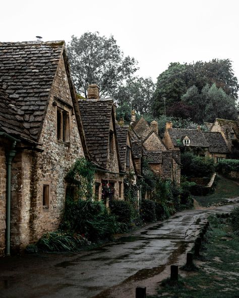 Arlington Row, Old Village, Slytherin Aesthetic, Stone Houses, English Countryside, Pretty Places, Travel Insurance, Aesthetic Pictures, Wales