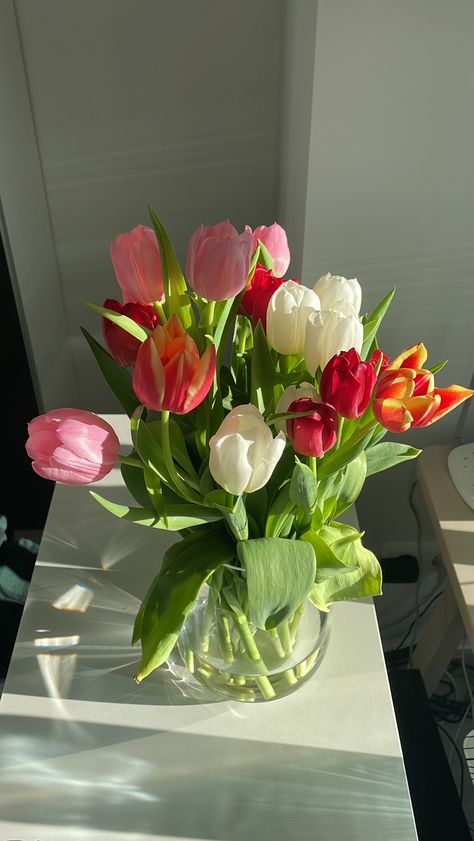 Tulips And Lilies Bouquet, Best Bouquet Flowers, Tulips Flower Arrangements, Fall Tulips, Tulip Bouquet Arrangement, Tulips Aesthetic, Tulips Bouquet, Fresh Tulips, Boquette Flowers