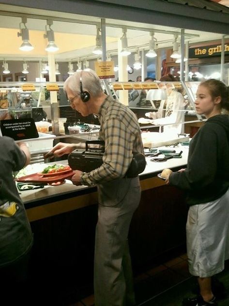 This dude getting lunch. Doug Funnie, Friday Pictures, Funny Commercials, Leyte, Internet Memes, Friday Humor, Memes Humor, Have A Laugh, Old People