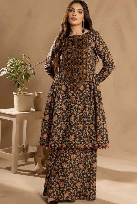 Simple Dress Casual, Beautiful Casual Dresses, Neck Designs For Suits, Pakistani Fashion Casual, Stylish Short Dresses, Modest Dresses Casual, Dresses Casual Winter, Dress Design Patterns, Simple Pakistani Dresses