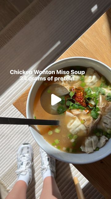 Naomi Gugliotta | Macro Coach on Instagram: "Chicken Wonton Chicken Soup- ONLY 6 ingredients and 34 grams of protein‼️

It’s still over 100 degrees here in Austin, Texas but I’m still craving this delicious soup! It takes about 5 minutes to throw together. It’s quick and easy and has a TON of flavor + 34 grams of protein! 🙌🏻

Makes 2 bowls of soup: Macros per bowl ⬇️

Cals 309/ C 23/ P 34/ F 9

Ingredients: 
*I purchased all of my ingredients from Trader Joe’s, different brands macro may vary. 

4 cups miso ginger broth 
1/2 cup cilantro 
1/3 cup sliced green onions
6oz cooked chicken breast (shredded or cubed) 
16 Chicken Cilantro mini wontons 
2 tsp Crunchy Chilli Onion

Directions:

In a medium pot add all of your ingredients except the cilantro and chilli onion, bring to a boil and r Trader Joe’s Miso Soup, Naomi Gugliotta, Miso Ginger Broth, Wonton Chicken, Ginger Broth, Chicken Cilantro, Wonton Soup Recipe, Chicken Broth Recipes, Chicken Wontons