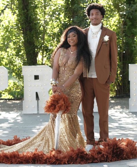 Brown And Gold Prom Dress Couple, Brown Prom Dress Couple, Brown Prom Dresses Black Women, Prom Black Couples, Prom Wear For Guys, Prom Couples Outfits, Brown Prom Dress, Prom 2k24, Prom Tux