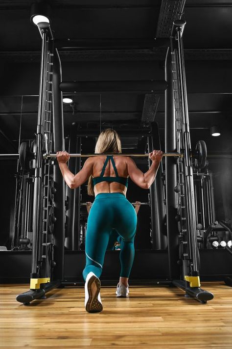 Gym Workouts Women Photo, Gym Fitness Women Photo, Fitness Training Photography, Fitness Woman Photoshoot, Fitness Poses For Pictures Gym, Fit Gym Women, Fitness Profile Picture, Female Gym Photoshoot, Fitness Photo Ideas