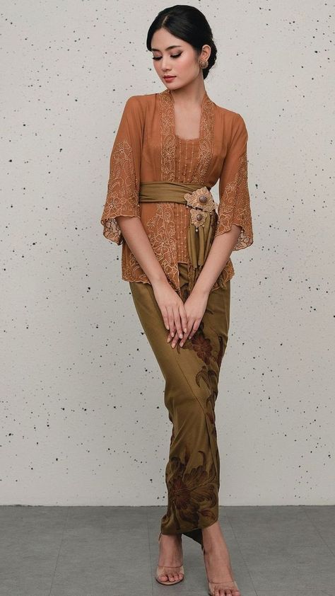 baju batik kebaya terbaru Kebaya Style, Dres Batik, Ootd Kebaya, Renda Kebaya, Indonesian Clothing, Batik Model, Kondangan Outfit, Kebaya Modern Dress, Modern Batik