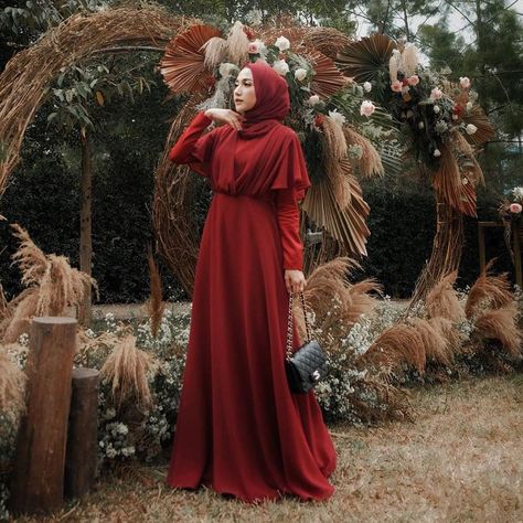 Inspired by : @nisacookie ... Maroon Hijab, Muslim Gown, Baby Dress Wedding, Hijab Gown, Braidsmaid Dresses, Satin Hijab, Bridesmaid Dresses Long Lace, Kebaya Modern Dress, Merah Maroon