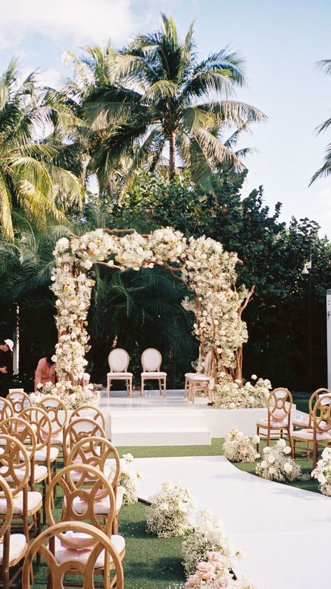 A serpentine wedding aisle bordered with a trail of white baby’s breath and pink roses led to a wooden mandap decorated with more of the same blooms for this tropical wedding in Miami. Head to the link for more gorgeous baby's breath wedding décor ideas. // Photo: Masson Liang Photography, Planner: Eventrics Indian Weddings & Events, and Florals: Petal Productions Tambrahm Wedding Decor, Indian Wedding Aisle Decor, Indian Wedding Aisle, Wooden Mandap, Bridesmaid Bouquet Alternatives, Baby's Breath Wedding, Hindu Wedding Decorations, Indian American Weddings, Photography Planner