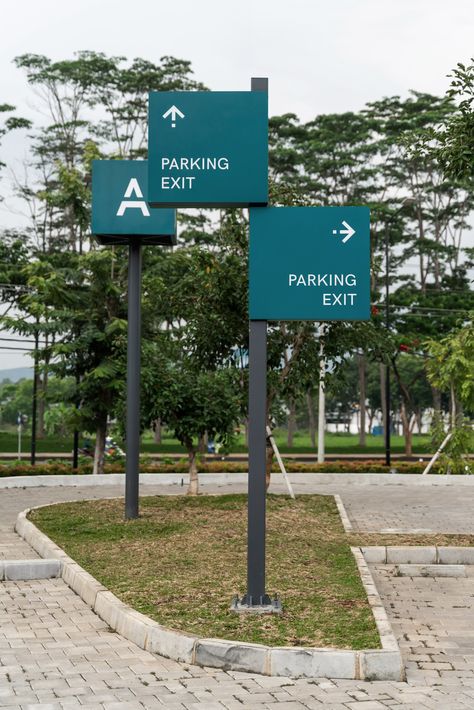 Exterior Wayfinding Signage, Resort Signage Design, Wayfinding Signage Design Outdoor, Graphic Signage, Office Reference, Signage Outdoor, Photo Light Box, Entrance Signage, Wayfinding Signage Design