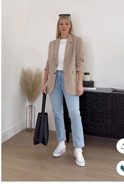 Cream Blazer Casual Outfit, Cream Coat Outfit Spring, Beige Blazer Fall Outfit, Beige Blazer Styling Women, Sand Blazer Outfit Woman, Short White Jacket Outfit, Light Jeans Work Outfit, Cream Blazer Outfits For Women Casual, Bussines Casual Women Outfits Jeans