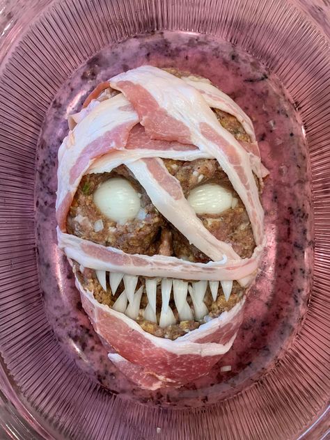 Meatloaf Skull Halloween, Halloween Meatloaf, Scary Halloween Food, Autumn Foods, Family Halloween Party, Meatloaf Dinner, Halloween Buffet, Recetas Halloween, Traditional Halloween