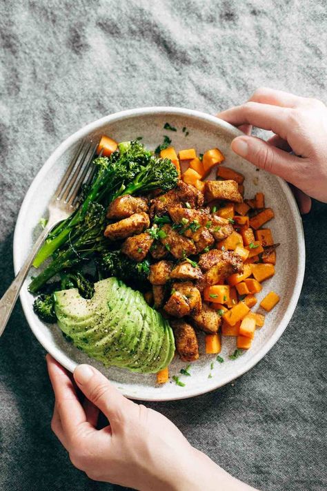 Spicy Chicken and Sweet Potato Meal Prep Magic! Just chicken, sweet potatoes, broccoli, avocado, and seasonings. 3 big sheet pans + 45 minutes = healthy meals for a week! #mealprep #chicken #sweetpotato Sweet Potato Meal Prep, Potato Meal Prep, Chicken And Sweet Potato, Sheet Pans, Chicken Sweet Potato, Make Ahead Lunches, God Mat, Good Eat, Diet Vegetarian