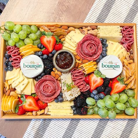 Boursin Cheese Charcuterie, Boursin Charcuterie Board, Picnic Cheese Board, Meat Cheese And Fruit Charcuterie Board, Fruit Cheese Meat Charcuterie Board, Meat Cheese Vegetable Charcuterie, Grazing Platter Ideas, Cheese And Cracker Platter, Sharqutery Board With Food