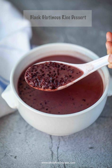 Black glutinous rice dessert is a common Asian dessert. It is also classified as tong sui, a type of sweet soup. This is instant pot recipe. Rice Dessert Recipes, Coconut Milk Dessert, Dessert Soup, Purple Rice, Rice Desserts, Sweet Soup, Milk Dessert, Mlem Mlem, Chinese Dessert