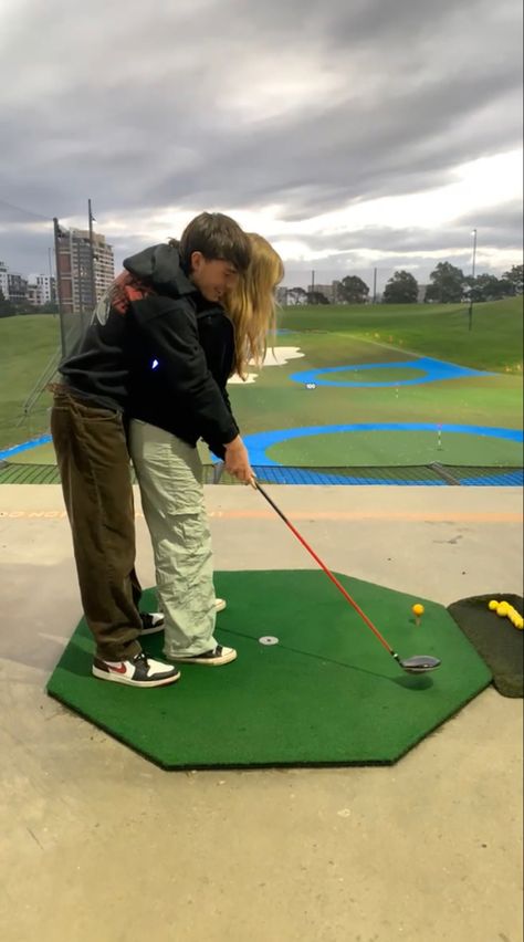 Golfing With Boyfriend, Mini Golf Date Aesthetic, Golf Date Aesthetic, Golf Couple Goals, Golf Couple Aesthetic, Golf Couple Pictures, Top Golf Date, Mini Golf Date, Golf Couple