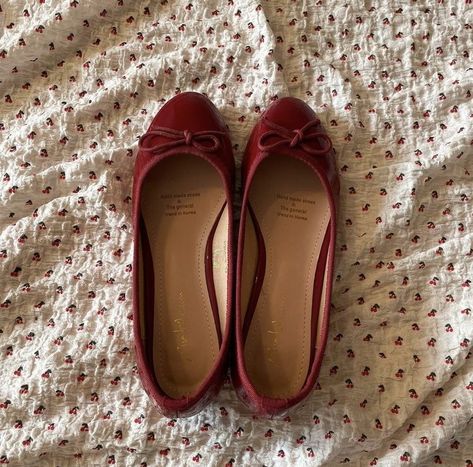 Autumn Coquette, Oc Fashion, Cut Shoes, Style Flats, Quoi Porter, Designer Flats, Random Pictures, Moda Vintage, How To Pose