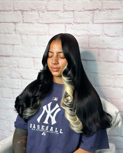 Middle Part Body Wave Wig, 2000s Hairstyles Black Women, Middle Part Body Wave, Black Lace Wig, Hair Curling Techniques, Lace Front Body Wave, 5x5 Lace Closure Wig, 2000s Hairstyles, High Fashion Hair