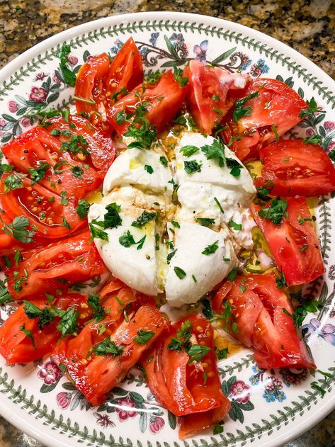 Italian blogger shares a low calorie summer salad recipe - Burrata Caprese Salad Salad Low Calorie, Burrata Recipes, Burrata Caprese Salad, Salad Calories, Burrata Caprese, Burrata Recipe, Salad Appetizer Cups, Burrata Cheese, Easy Party Food