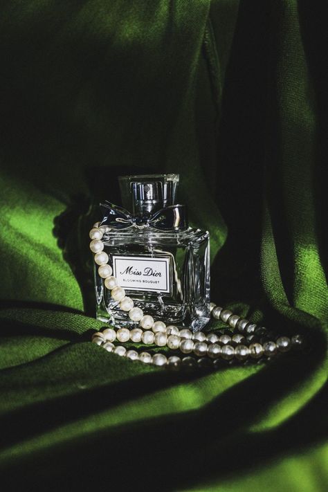 Green Expensive Aesthetic, Green Dior Aesthetic, Silver And Green Aesthetic, Green Classy Aesthetic, Dark Feminine Aesthetic Green, Old Money Green Aesthetic, Verde Esmeralda Aesthetic, Green Old Money Aesthetic, Old Green Aesthetic