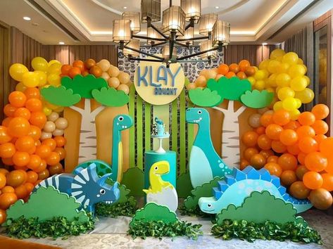 The Party Project Manila on Instagram: ""Good things are going to happen. Keep fighting for what you want, don't worry, and have faith that it will all work out." Sharing last Saturday's setup Dino Themed Intimate Birthday for KLAY BRYANT #LAPETITESOIREEBYTPPM The Party Project Manila Experts agree. Birthdays and other milestones allow children to feel connected to their community, they say. At a time when communities aren’t able to physically come together, it’s especially important to remin Dino Theme Birthday Party Decor, Dinosaur Theme Decorations, Dinosaur Themed Birthday Party Backdrop, Dino Theme, Dinosaur Birthday Decor, Dino Backdrop, Dino Birthday Party Decoration, Dinosaur Backdrop Ideas, Teddy Bear Birthday Theme